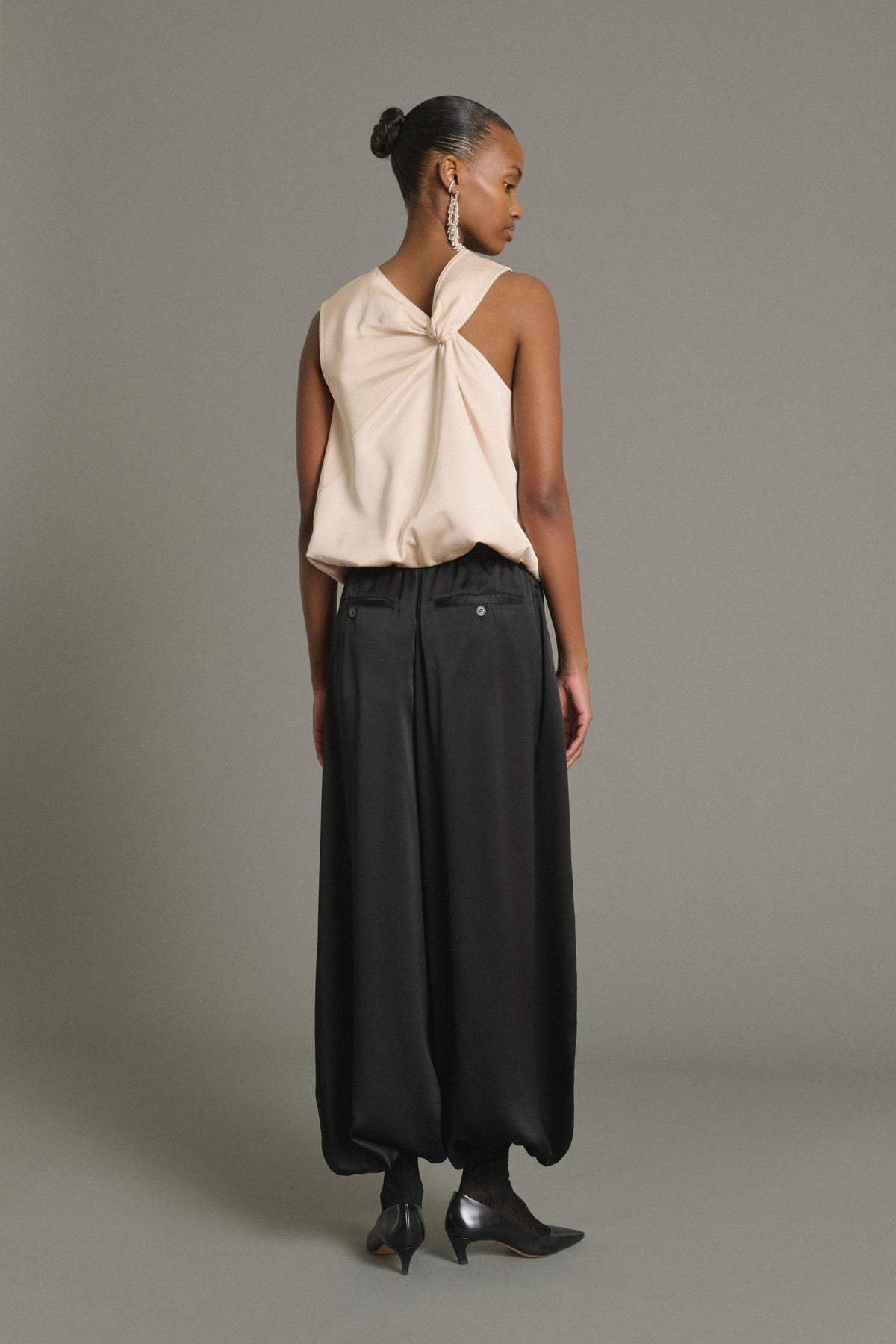 Back view of the Soeur Leopold black balloon trousers on a model