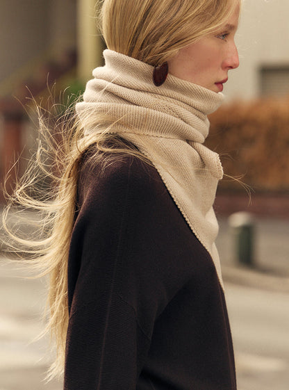 Molli Frais muesli fine-knit scarf worn by a model, Fall/Winter 2026 campaign