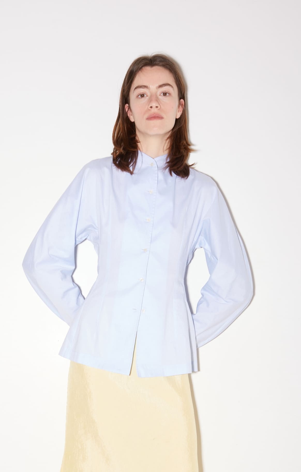 Front view of the Roseanna Charlene fitted shirt in blue cotton poplin with balloon sleeves